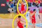 😑在想啥？孙铭徽开大脚时 胡金秋&朱俊龙叉着腰目睹了全程