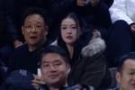 老婆来看球了！张常宁现身南京同曦主场 现场观战吴冠希比赛